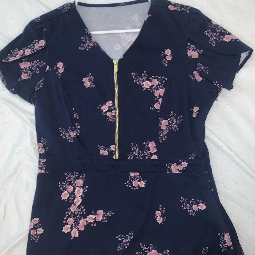 Jaanuu zip up tulip scrub top